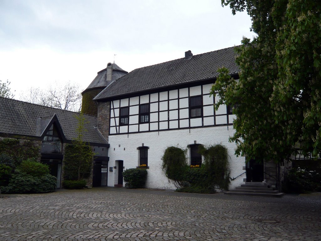 Wasserburg Haus zum Haus, Ratingen, Innenhof by Markus Grau (Der M a…