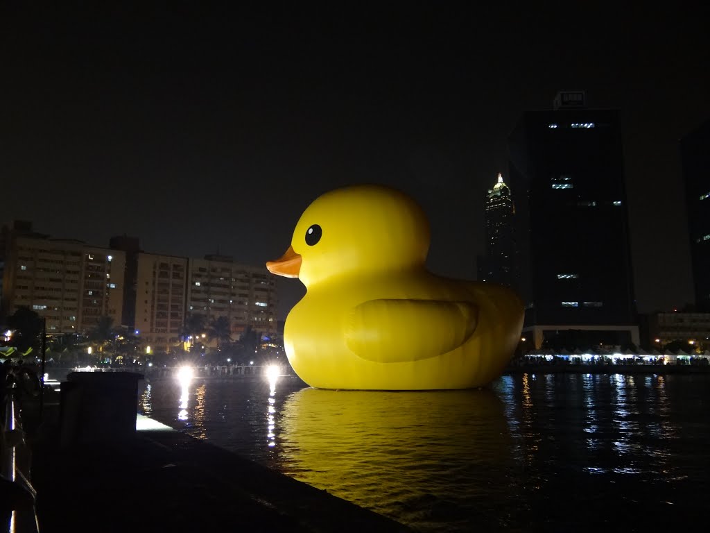 光榮碼頭黃色小鴨 Rubber Duck at Glory Pier, Kaohsiung by Blair Yu