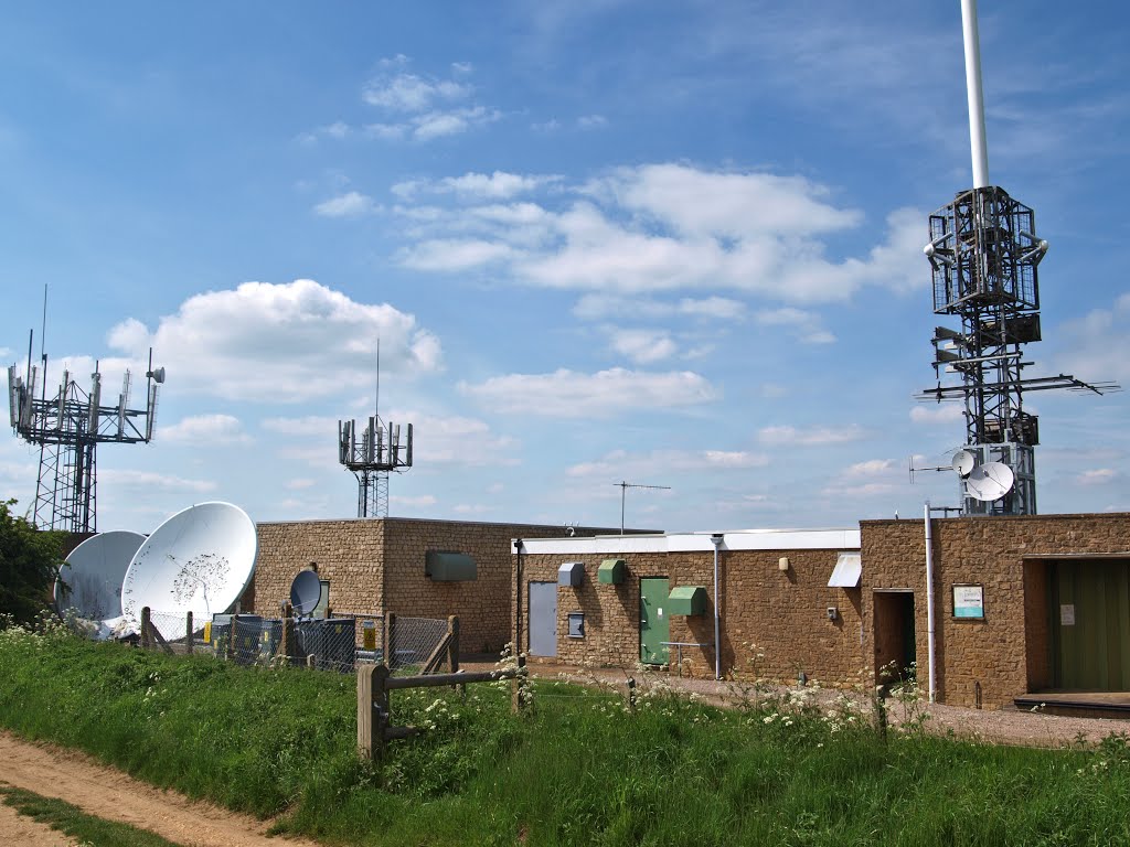 Transmitter station high on the northern edge of the Cotswolds, Ebington by andrewsbrown