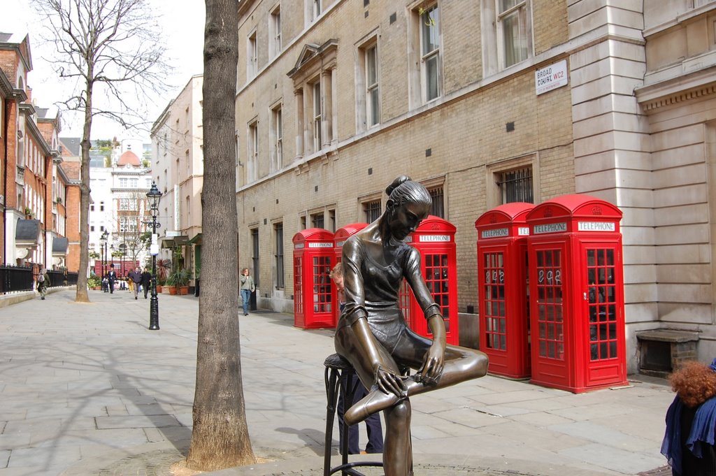 London Statue & Phone Booths by Emil Hunefalk