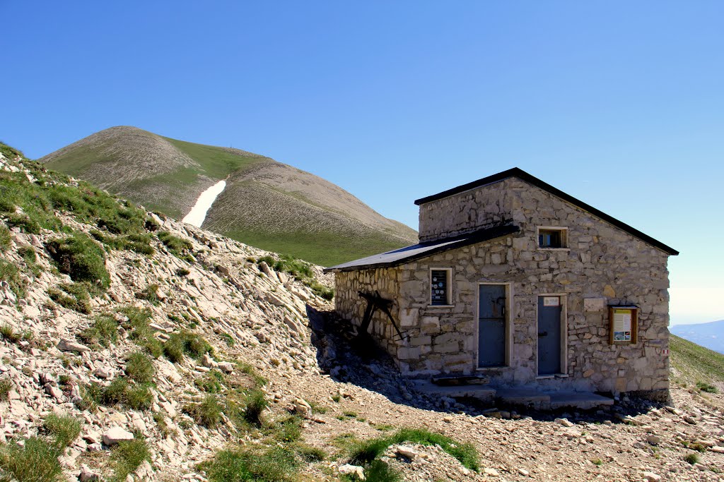 .........eccoci al rifugio Zilioli a mt. 2238....la cima sulla sx è il Monte Vettore........ by Gronchi  Massimo