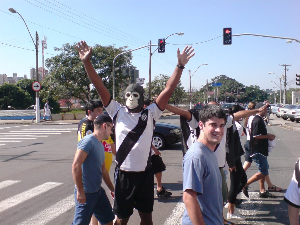 Torcedores da Ponte Preta a Caminho do estádio - Cruzamento da Av. Aquidaben com R Irmã Serafina by Glow Brasil