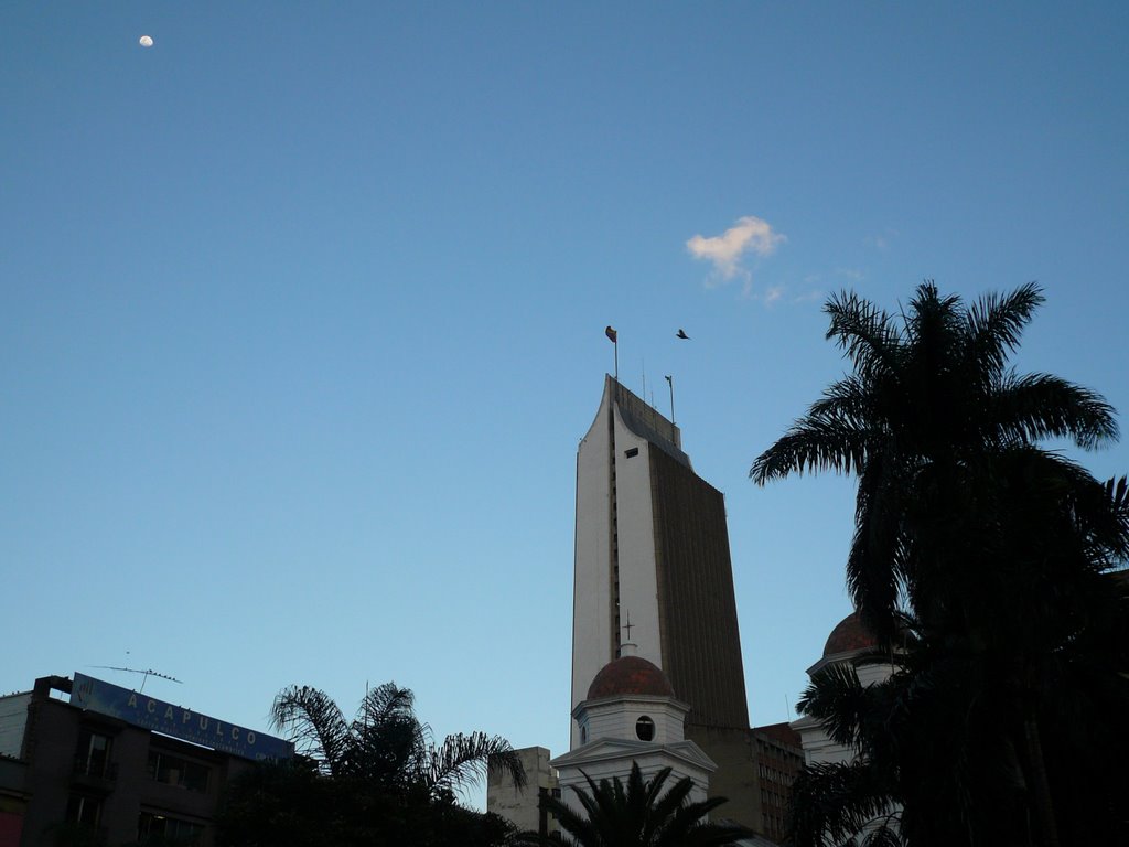 La Candelaria Coltejer y la Luna by Jorge Arocha Lopez