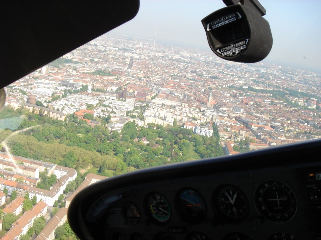 Linksschwenk zum Einflug auf Piste 27 rechts Berlin Tempelhof by Martin L.