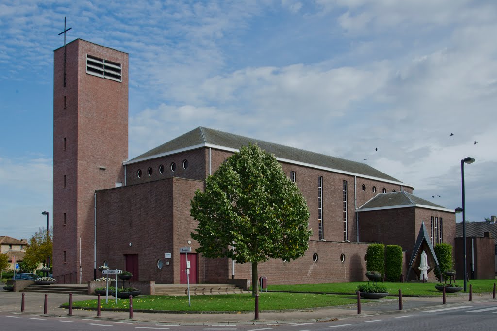 Dessel-Witgoor, Heilige Familiekerk by Ronny Daems