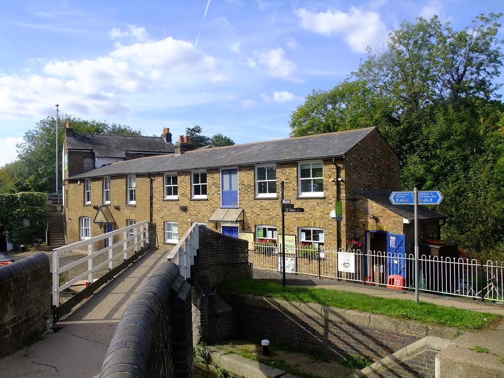 Batchworth Lock Canal Centre by Peter Gooding