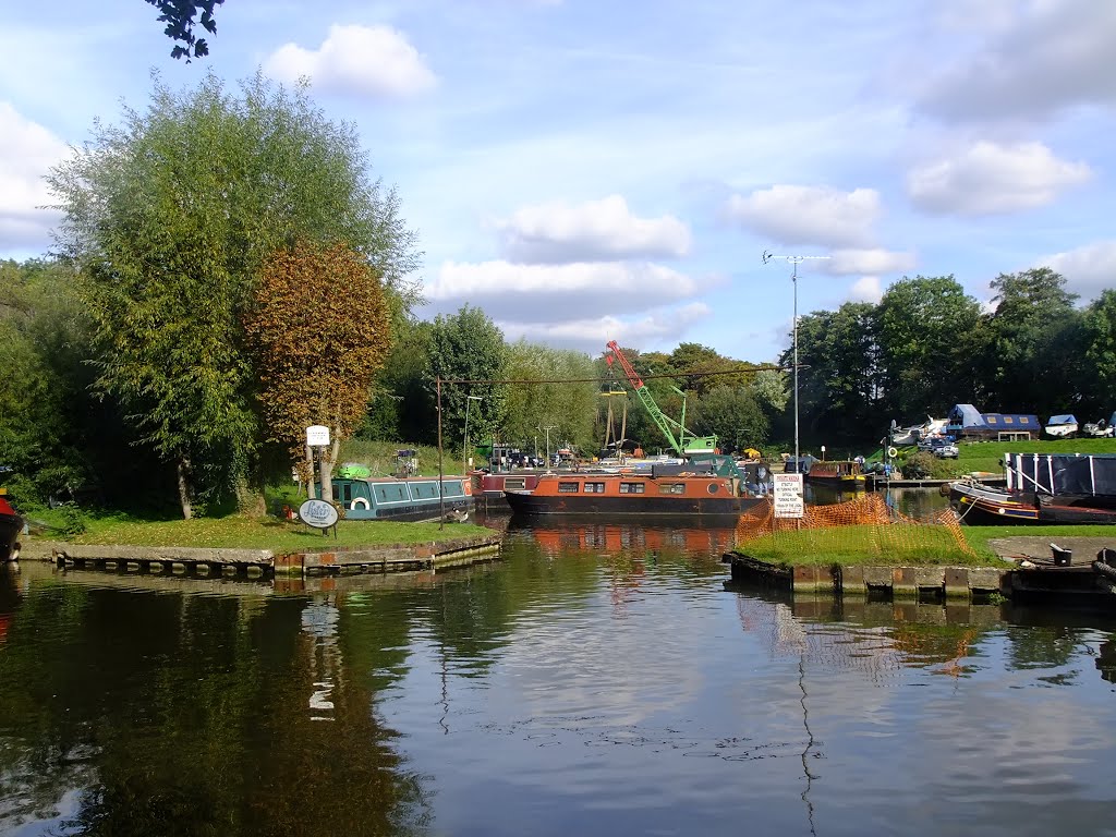 Grand Union Canal by Peter Gooding