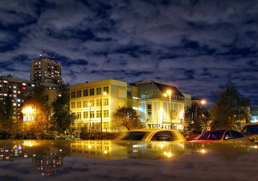 Autumn evening in the Marjinsky park by Andrey Velichko