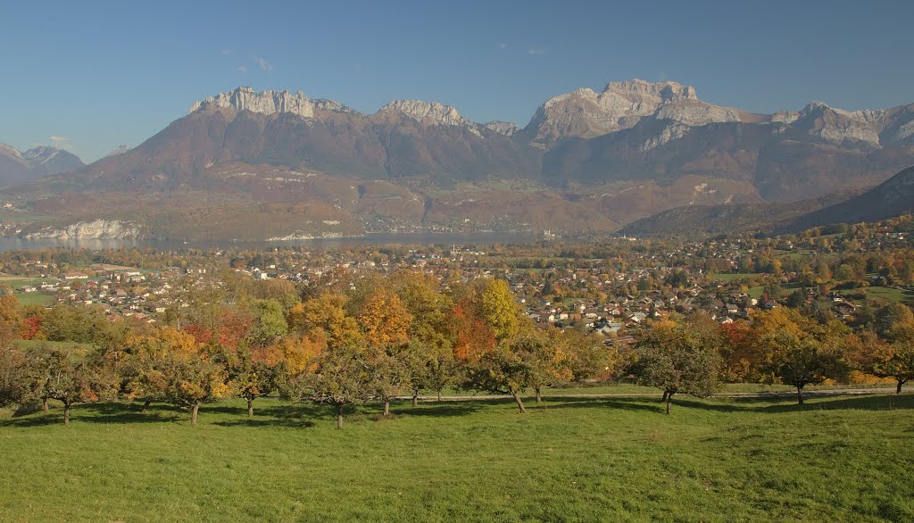 Le Lac d'Annecy et la Tournette en automne by Nicolas Mareau