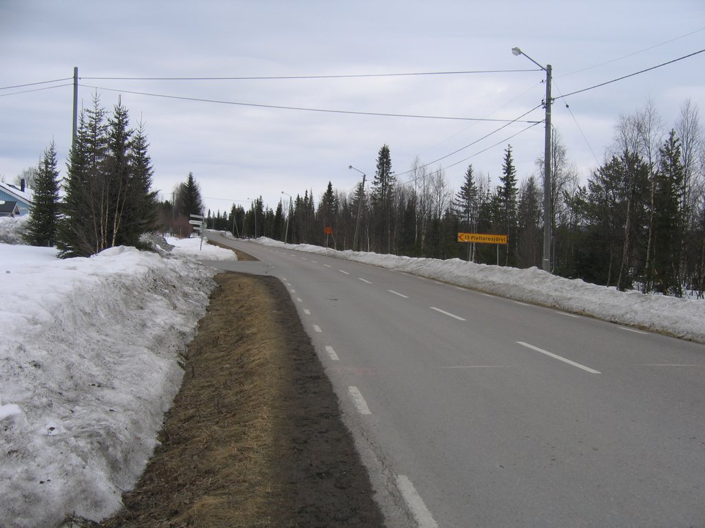 Junction between Esrange road and Piettarasjärvivägen in spring by Gerrit Holl