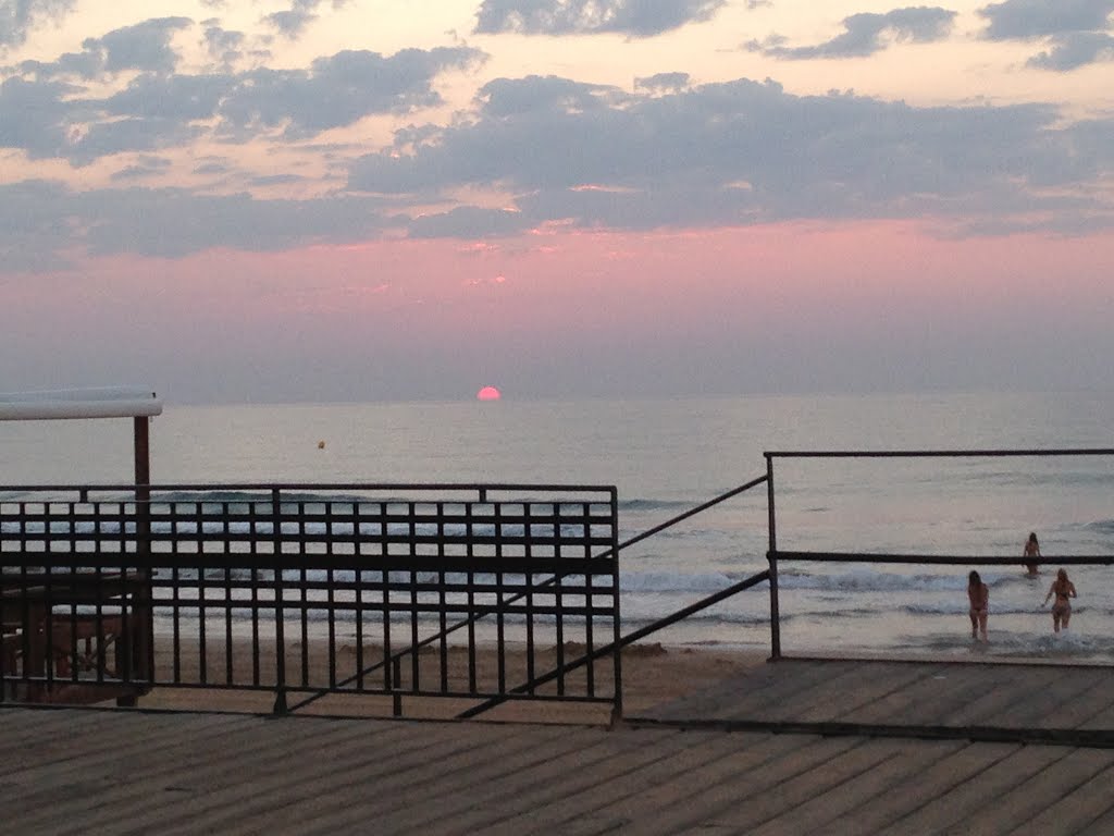 Amaneciendo playa La Mata by Tawfiq Arauz