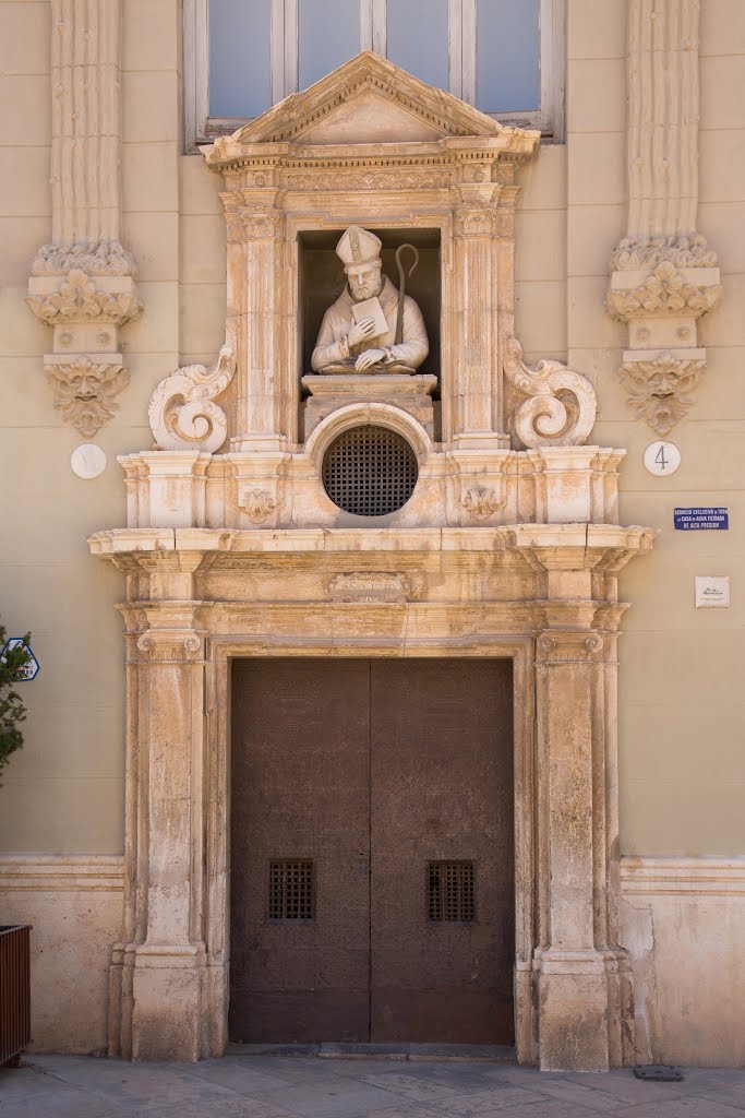 Valencia - Entrada a la Casa del "Punt de Ganxo" by shmbor