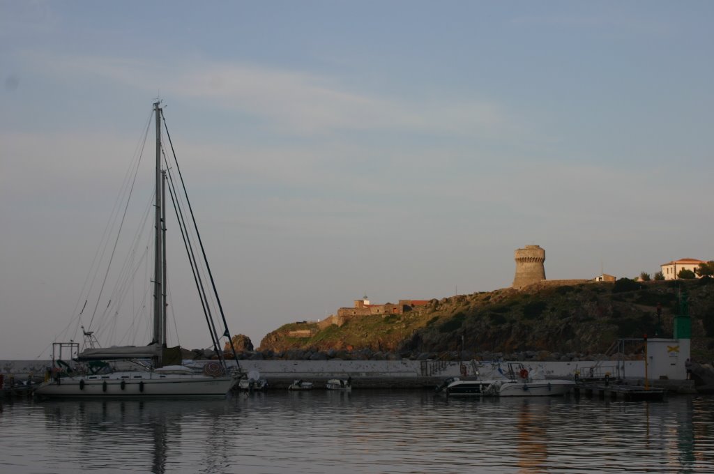 Ingresso al porto di Capraia, vista della Torre by sarabf