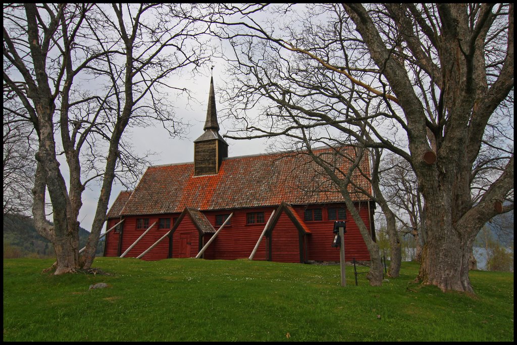 Kvernes stavkirke fra ca. år 1300 by Bjørn Fransgjerde