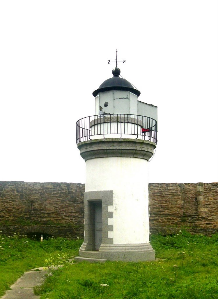 Pointe St Mathieu : Lanterne dans l'abbaye by Alain Ardouin