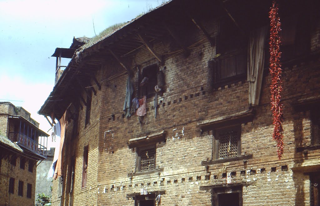 Maison ancienne avec ses piments qui sèchent, 1983 by gabolde