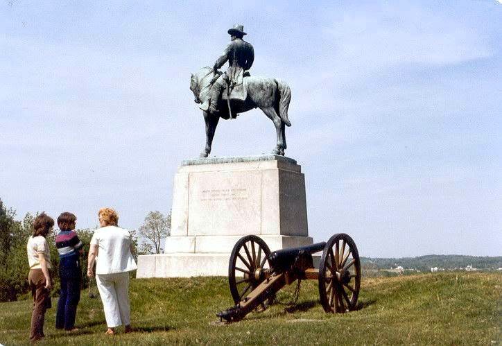 A monument and a cannon - National Military Park by JSnj57