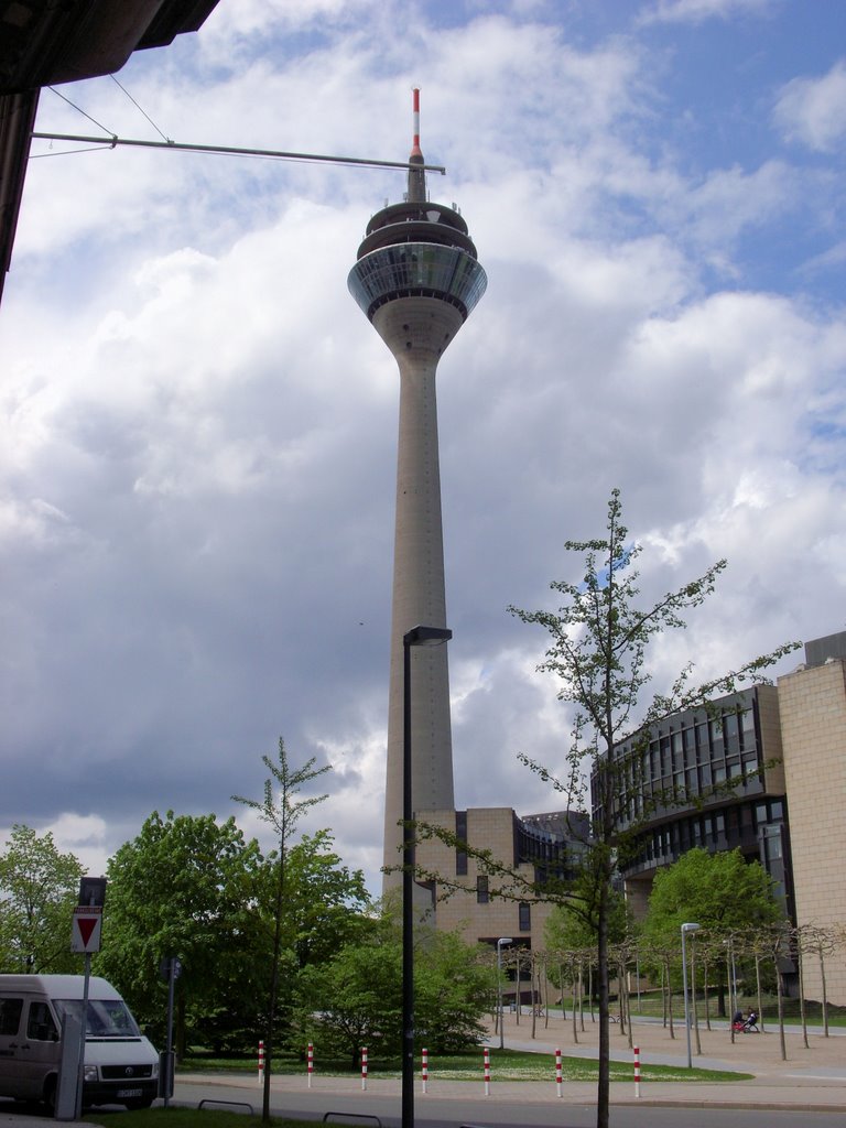 Düsseldorf-Unterbilk, Düsseldorf, Germany by Frank Leuchtenberg