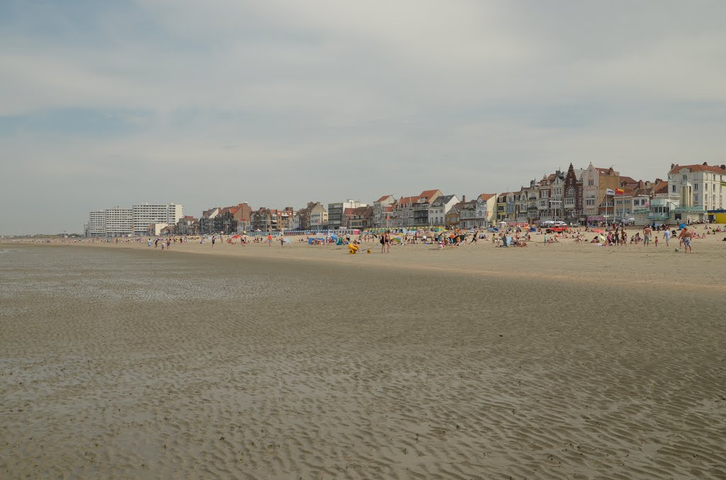 Plage - Malo les Bains (Nord) by Naru Kenji