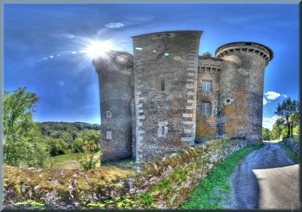 Très près des murs où j'y fais une panoramique en contre jour d'env. 200°, on n'y voit plus les toitures des tours du fait de la perspective du rapprochement. J’ai eu encore beau chercher, je n’y ai toujours pas vu l’ombre de Jean Marais escaladant un des murs à la recherche de sa belle… lol.fp by françois PARIS