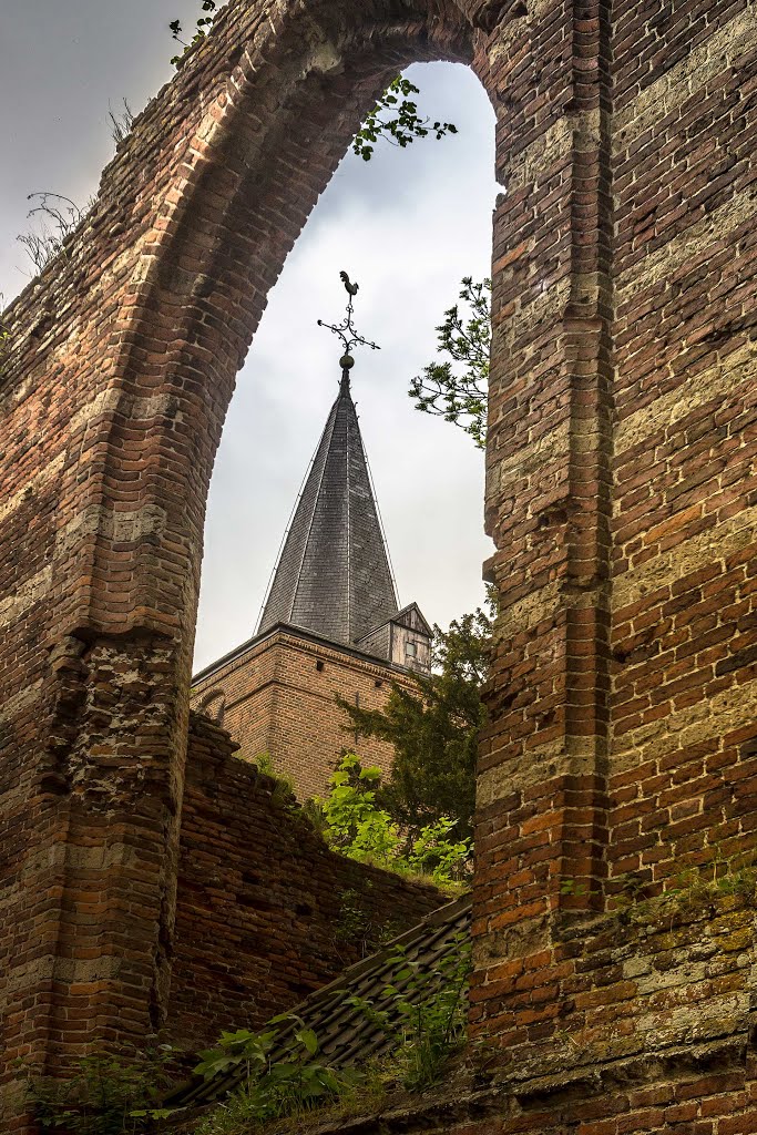 Ruïne Kerk Ammerzoden by Erik van den Ham