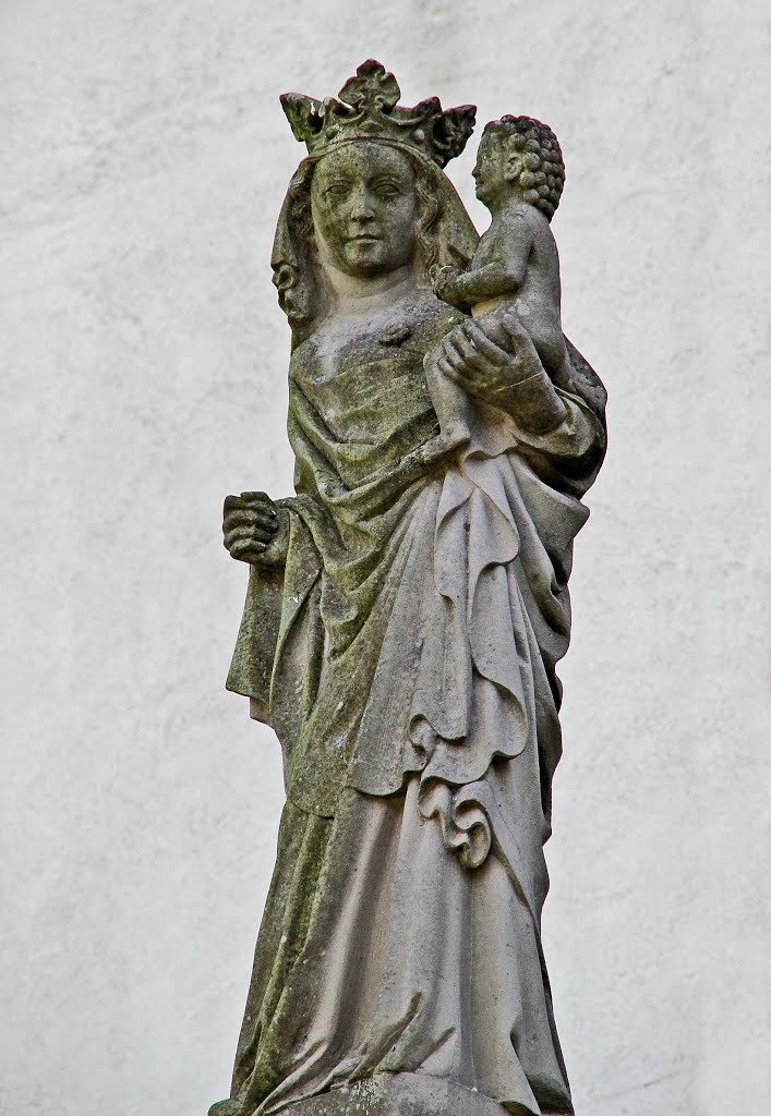 Mespelbrunn Marienstatue an der Gruftkapelle by Contessa