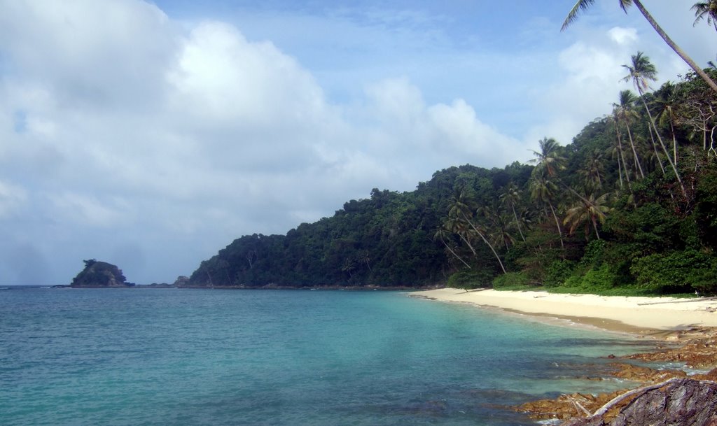 Lonely beach by malkusch