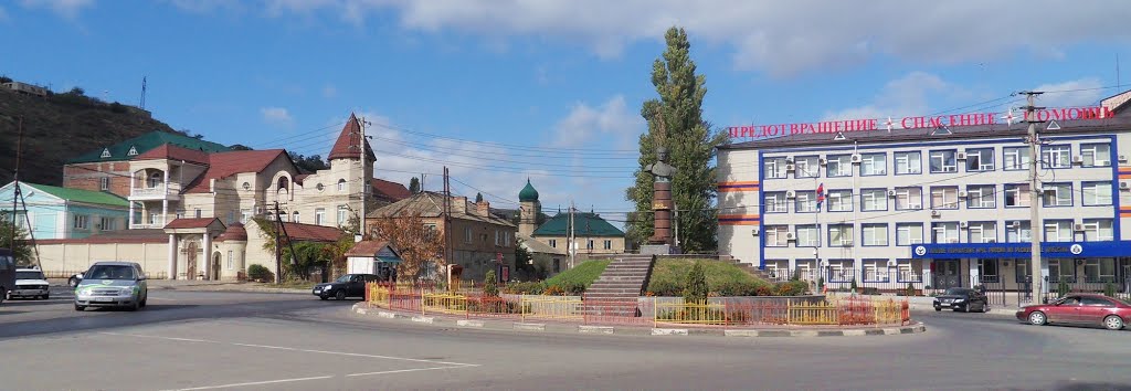 2013. Махачкала. Перекрёсток улиц Ярагского и Венгерских Бойцов и памятник генералу Омарову. by Anspok Evgeny