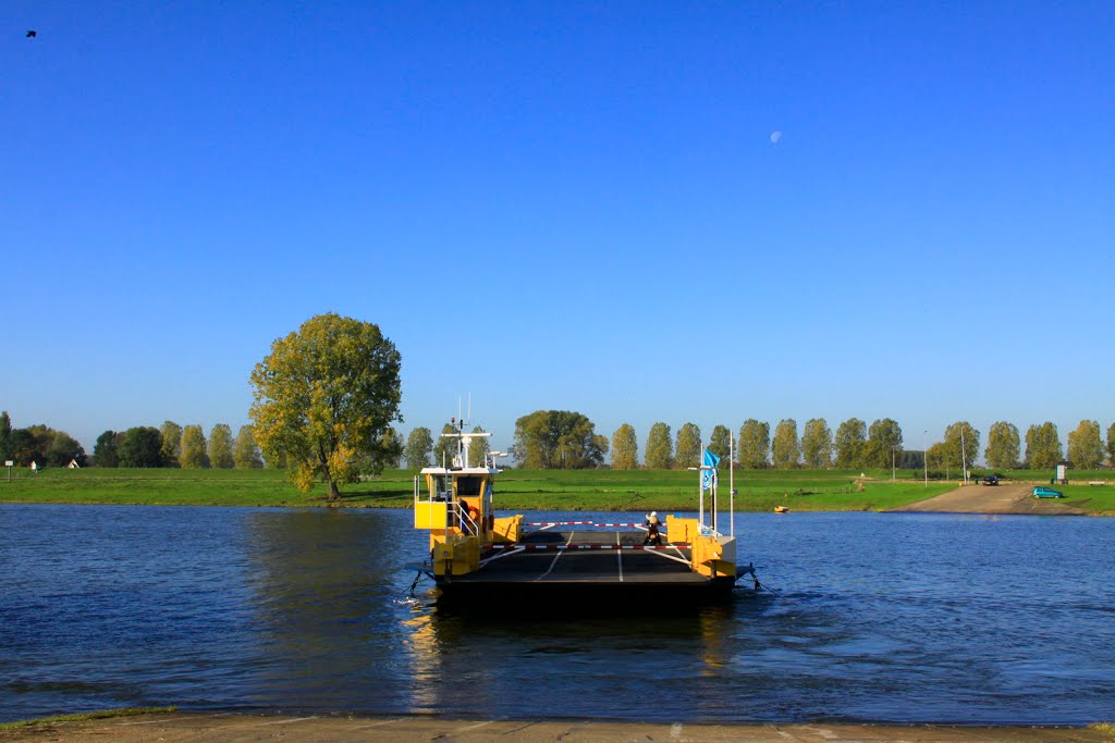 Met de pont over de Maas van Gelderland naar Noord-Brabant bij Alem. by watersnip