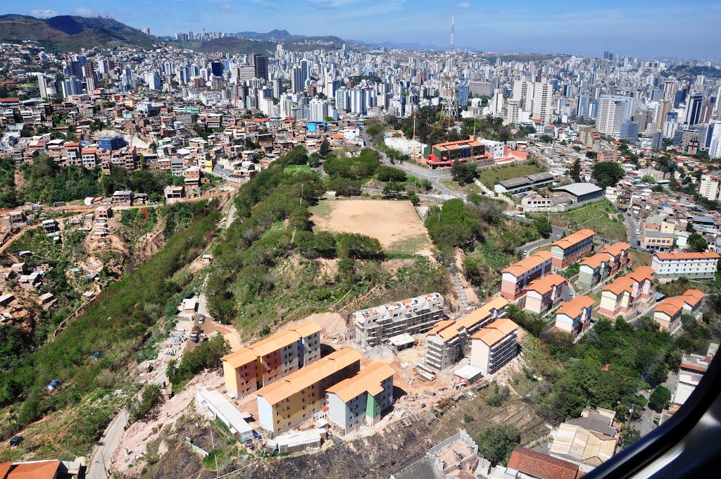 Conjunto de prédios do projeto Vila Viva, da prefeitura de BH, próximo à torre da Del Rei. by Dirceu trilheiro