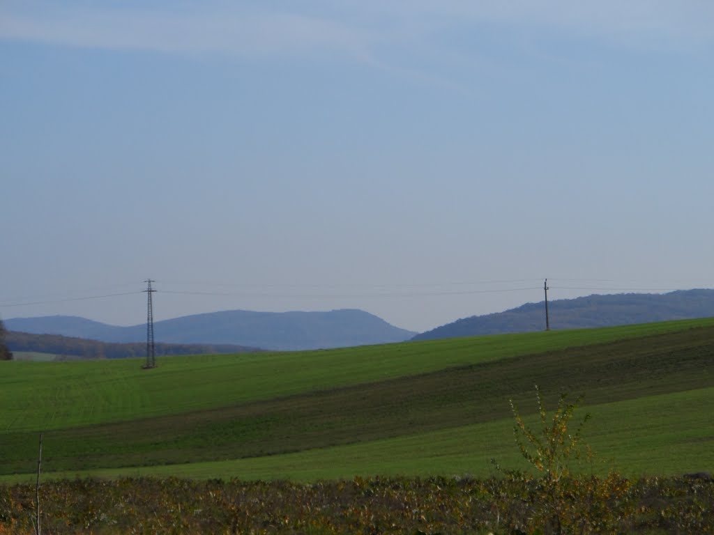 Távolban Gerecse dombjai by hufiakos