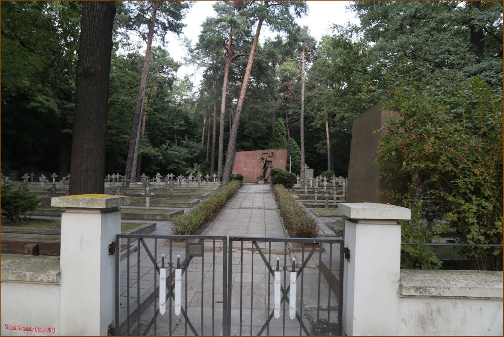 Warszawa Wawer - Cmentarz Żołnierzy Kościuszkowców z września 1944 oraz obrońców Warszawy z września 1939 roku. by Michał Alexander Czmur