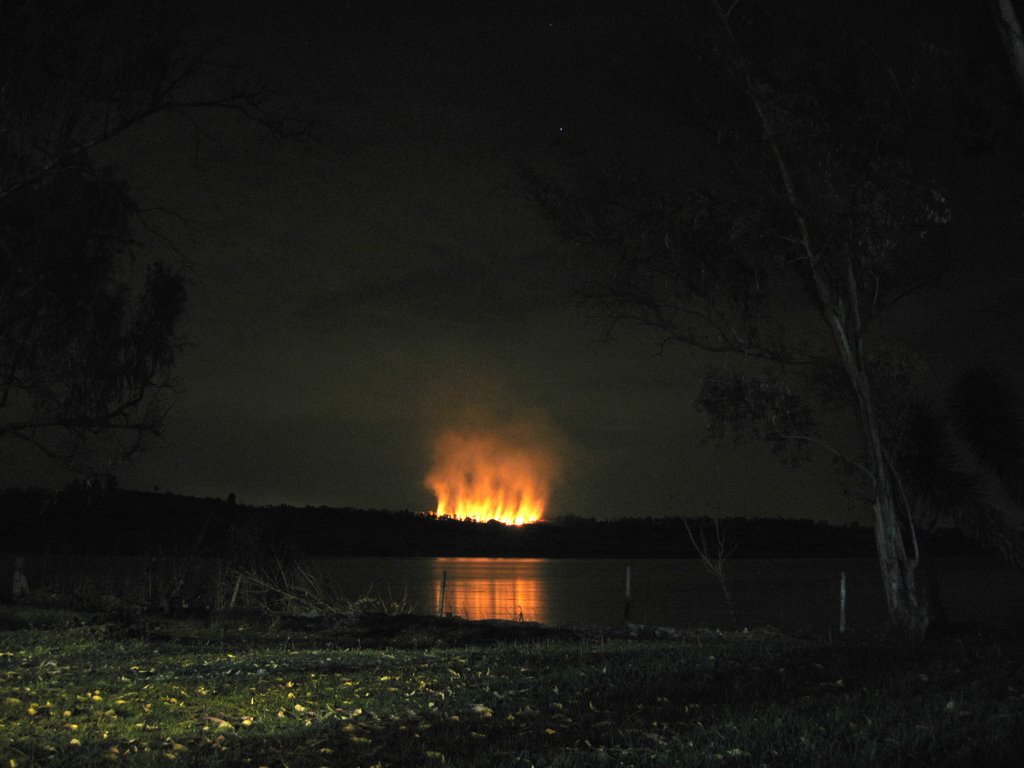 Incendio visto desde el Campamento Oasis de Agua Viva by Eduardo Roldan