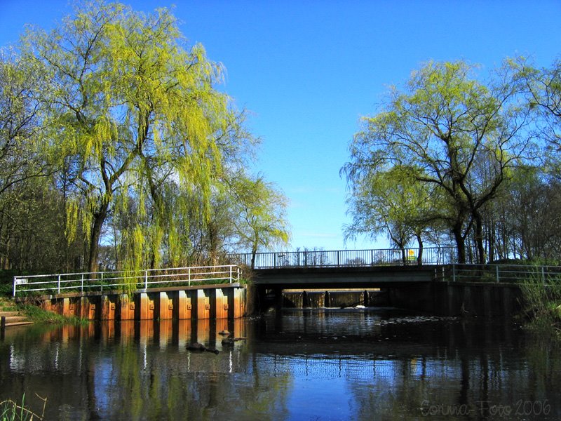 Jeersdorfer Brücke und Durchsicht auf das Wehr am Mühlenteich by Corinna2212