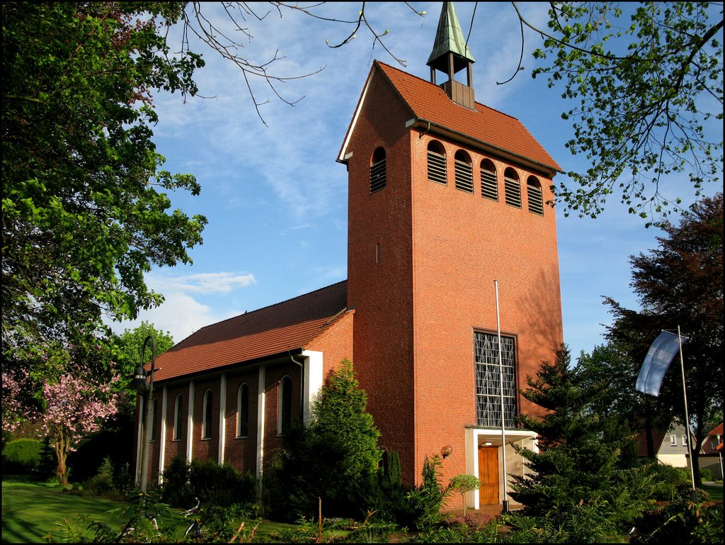 Sustrummoor: Katholieke kerk by © Dennis Wubs