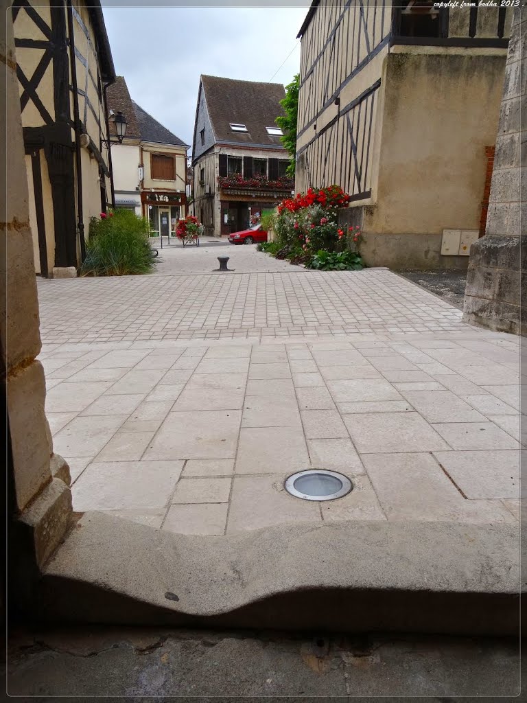 France-Sologne-Aubigny sur Néré-vue d'une ruelle depuis la porte a la dalle usée de l'église st Martin-aout-2013 by bodha