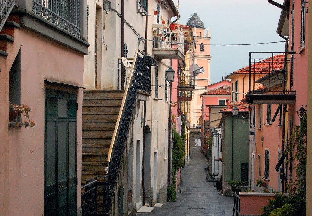 CASTELNUOVO MAGRA (SP), Scorcio con il campanile della chiesa di Santa Maria Maddalena by Andrea Macherelli Bianchini