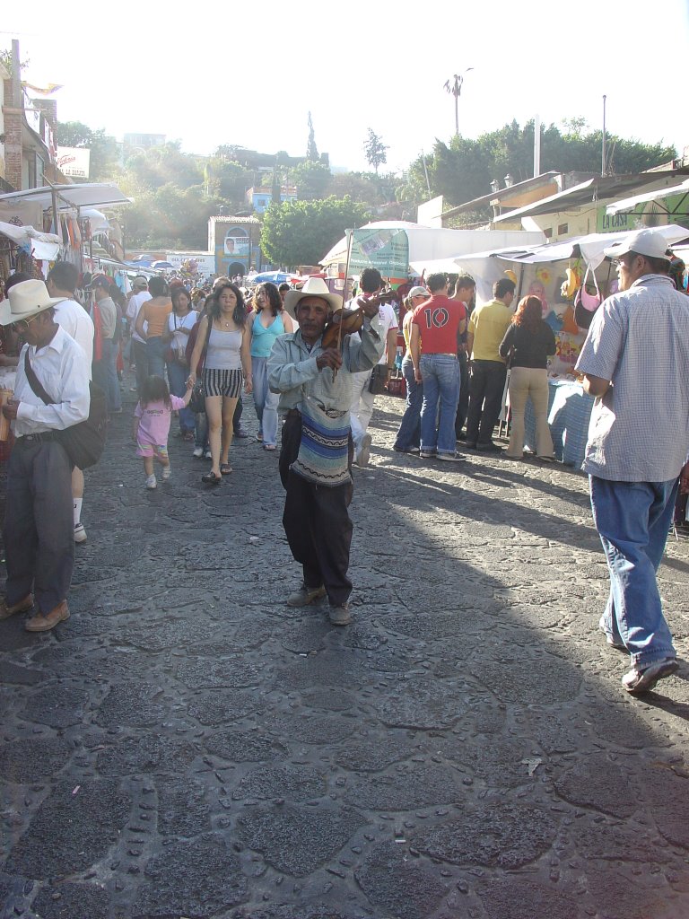 Mercado y violinista en Tepoztlán by Elías Zamora