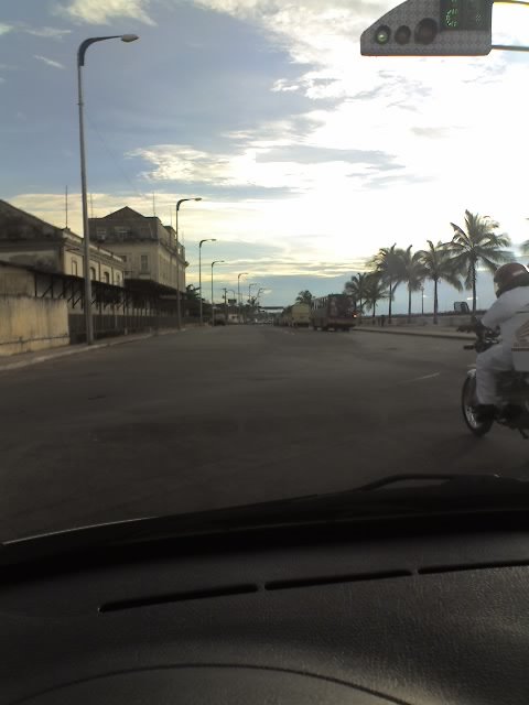 Avenida beira-mar e delegacia a esquerda by marco vinicius