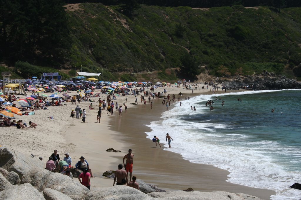 El Canelo crouded beach by pramiryx