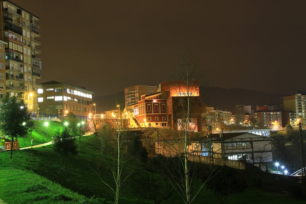 Vista nocturna del Social visto por detras by Alex Cerdeño