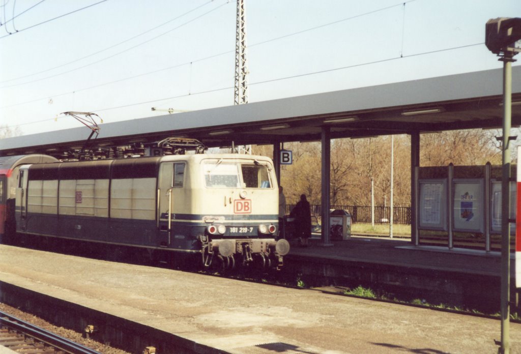 181 219-7 bringt einen EC nach Stuttgart Hbf (2001) by B.W.