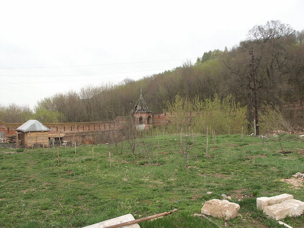 Россия: Нижний Новгород: Нижегородский район: Вознесенский Печёрский монастырь: стены; 16:13 09.05.2006 by Vadim Zhivotovsky