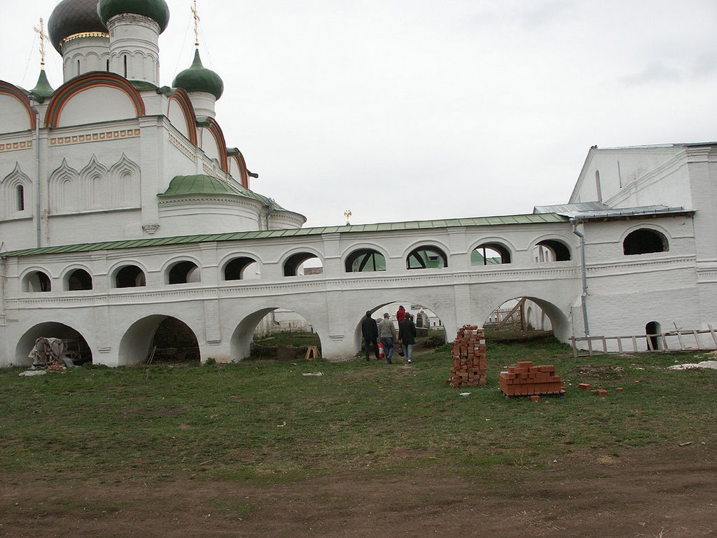 Россия: Нижний Новгород: Нижегородский район: Вознесенский Печёрский монастырь: собор Вознесенский, галерея; 16:18 09.05.2006 by Vadim Zhivotovsky