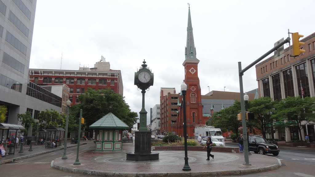 Downtown Clock, Harrisburg, PA by chfstew