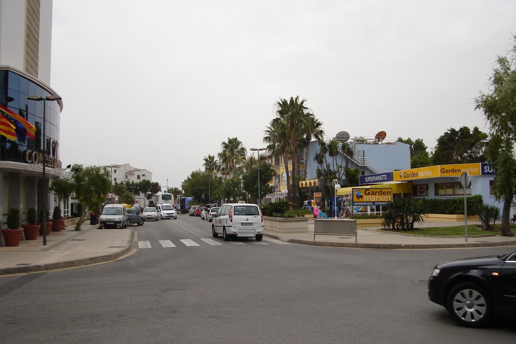 Shops and restaurants near Hotel Alcudia Garden (photo taken at 2006) by Raimo Mäkelä