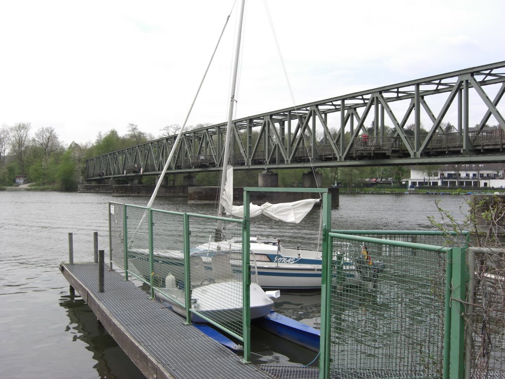 Sehr schöne Stahlbrücke am Stauseebogen (Blick nach W) by hajottka