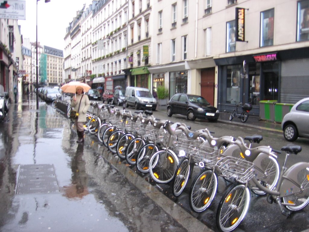 Bicis en una calle de Paris by Galea Bella