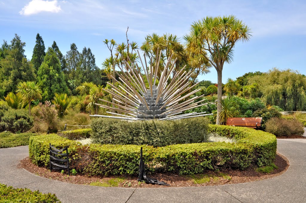 Spade statue at Auckland Botanical Gardens in Manurewa, Auckland by Roach1