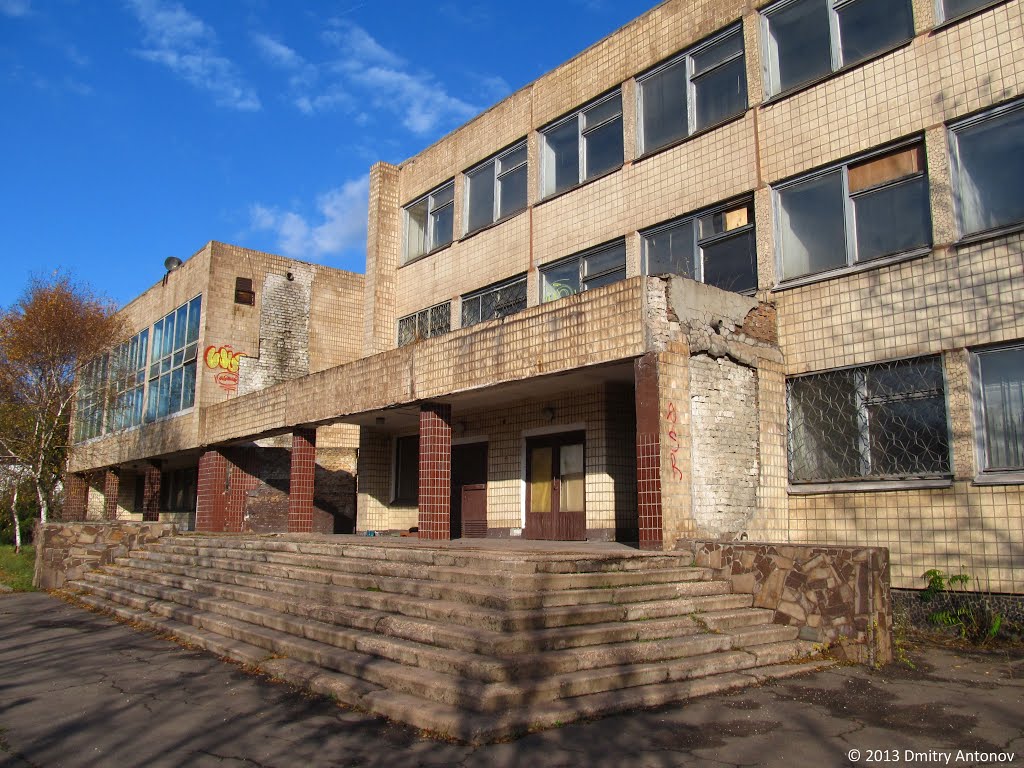 Колишній учбово-виробничий комбінат (пр. Металургів, 2). В майбутньому тут планується розмістити Криворізький історико-краєзнавчій музей. Фото 2013. by Dmitry Antonov